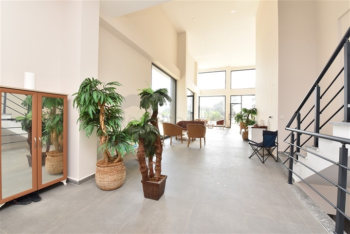 Gewerbeflächen mit Zugang zur zentralen Straße des Bezirks Kargicak 