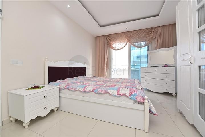 2+1 Wohnung mit separater Küche 125 m vom Meer entfernt im Stadtteil Mahmutlar