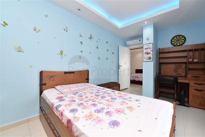 2+1 Wohnung mit separater Küche 125 m vom Meer entfernt im Stadtteil Mahmutlar