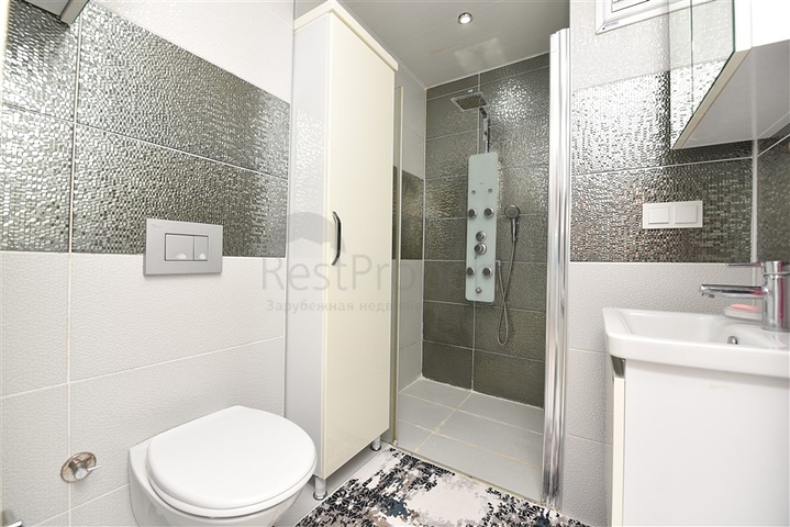 2+1 Wohnung mit separater Küche 125 m vom Meer entfernt im Stadtteil Mahmutlar