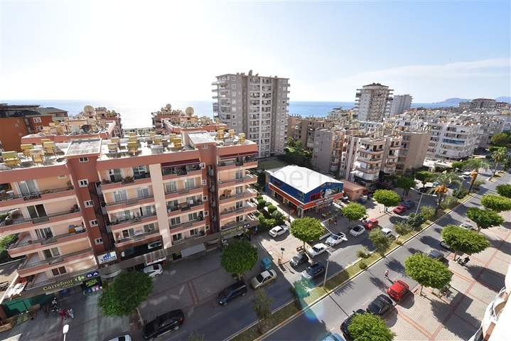 2+1 Wohnung mit separater Küche 125 m vom Meer entfernt im Stadtteil Mahmutlar