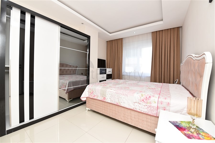 2+1 Wohnung mit separater Küche 125 m vom Meer entfernt im Stadtteil Mahmutlar