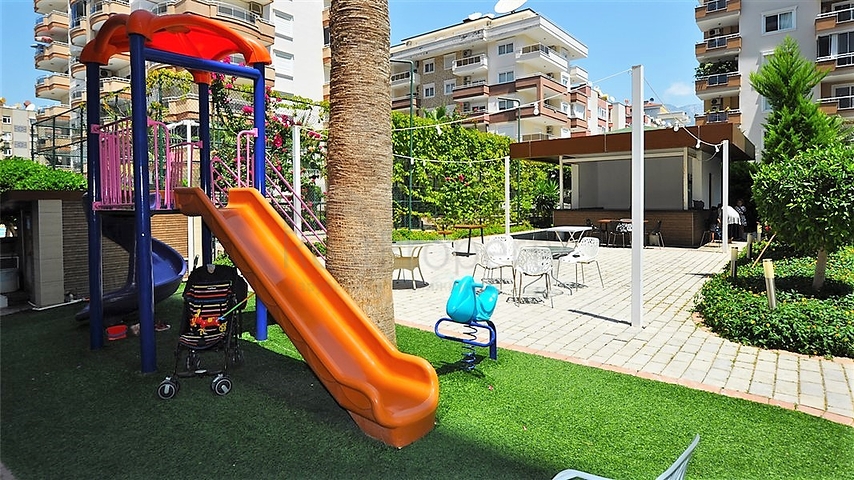 2+1 Wohnung mit separater Küche 125 m vom Meer entfernt im Stadtteil Mahmutlar