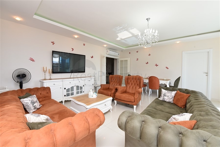 2+1 Wohnung mit separater Küche 125 m vom Meer entfernt im Stadtteil Mahmutlar