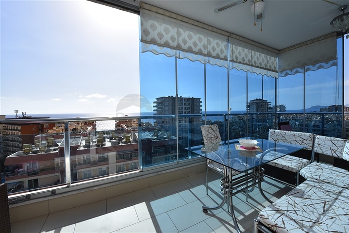 2+1 Wohnung mit separater Küche 125 m vom Meer entfernt im Stadtteil Mahmutlar