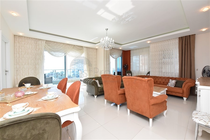 2+1 Wohnung mit separater Küche 125 m vom Meer entfernt im Stadtteil Mahmutlar