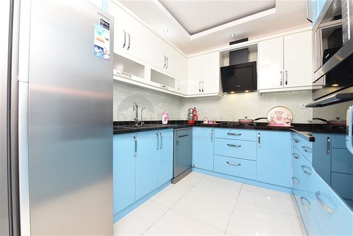 2+1 Wohnung mit separater Küche 125 m vom Meer entfernt im Stadtteil Mahmutlar