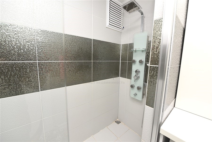 2+1 Wohnung mit separater Küche 125 m vom Meer entfernt im Stadtteil Mahmutlar