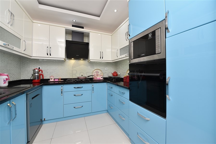 2+1 Wohnung mit separater Küche 125 m vom Meer entfernt im Stadtteil Mahmutlar