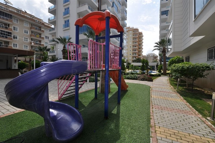 2+1 Wohnung mit separater Küche 125 m vom Meer entfernt im Stadtteil Mahmutlar