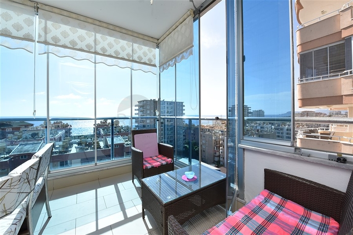 2+1 Wohnung mit separater Küche 125 m vom Meer entfernt im Stadtteil Mahmutlar