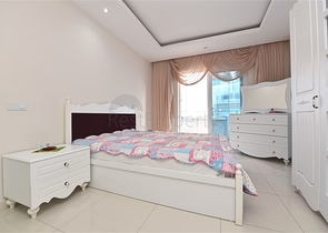 2+1 Wohnung mit separater Küche 125 m vom Meer entfernt im Stadtteil Mahmutlar