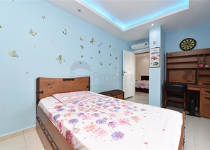 2+1 Wohnung mit separater Küche 125 m vom Meer entfernt im Stadtteil Mahmutlar