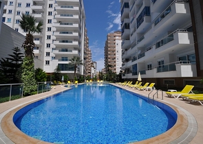 2+1 Wohnung mit separater Küche 125 m vom Meer entfernt im Stadtteil Mahmutlar