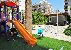 2+1 Wohnung mit separater Küche 125 m vom Meer entfernt im Stadtteil Mahmutlar