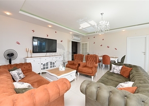 2+1 Wohnung mit separater Küche 125 m vom Meer entfernt im Stadtteil Mahmutlar