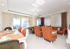 2+1 Wohnung mit separater Küche 125 m vom Meer entfernt im Stadtteil Mahmutlar