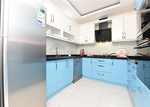 2+1 Wohnung mit separater Küche 125 m vom Meer entfernt im Stadtteil Mahmutlar