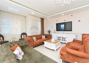 2+1 Wohnung mit separater Küche 125 m vom Meer entfernt im Stadtteil Mahmutlar