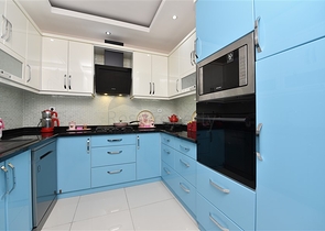 2+1 Wohnung mit separater Küche 125 m vom Meer entfernt im Stadtteil Mahmutlar