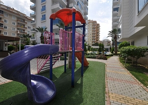 2+1 Wohnung mit separater Küche 125 m vom Meer entfernt im Stadtteil Mahmutlar