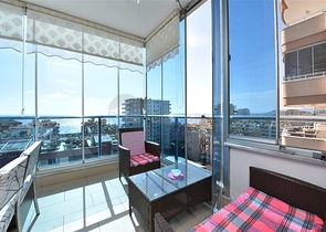 2+1 Wohnung mit separater Küche 125 m vom Meer entfernt im Stadtteil Mahmutlar