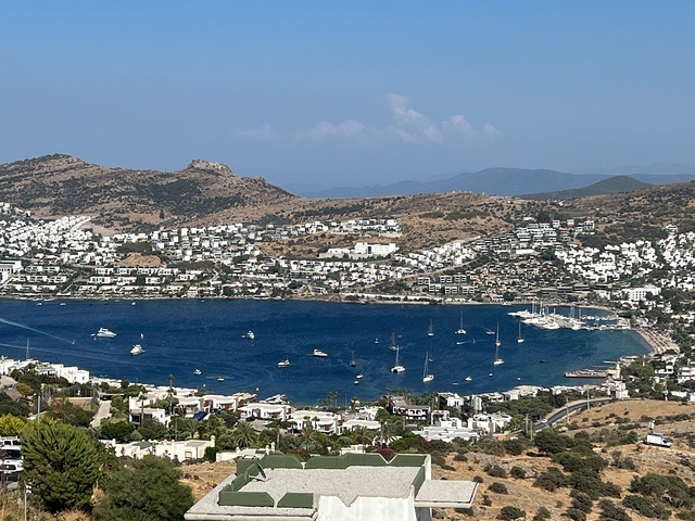 Projekt von Residenzen mit Panoramablick auf das Meer und die Berge im Bezirk Günduan