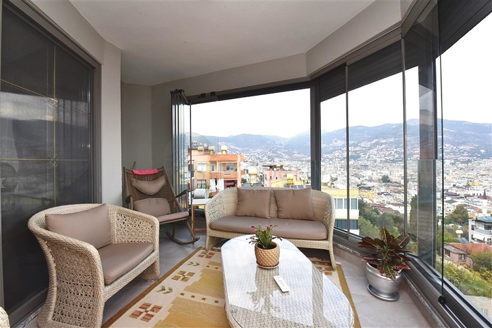 Penthouse zum Verkauf 3+1 auf einer Festung in Alanya