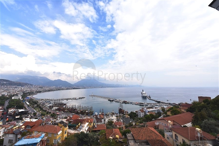 Penthouse zum Verkauf 3+1 auf einer Festung in Alanya