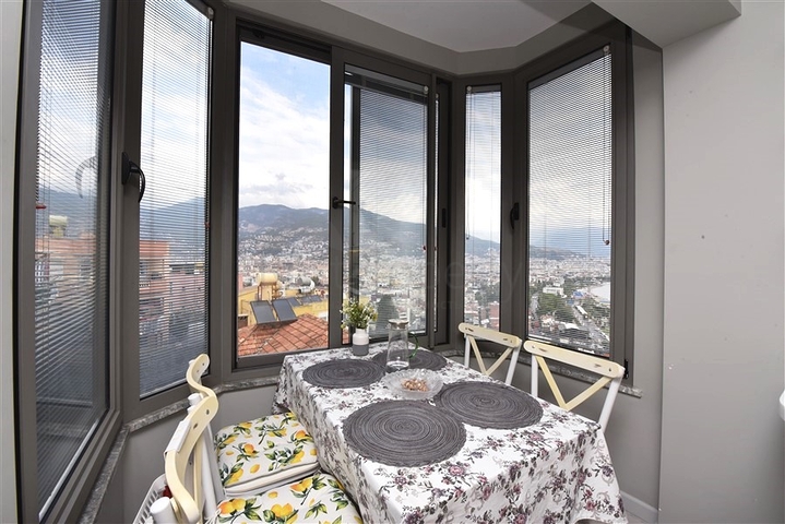 Penthouse zum Verkauf 3+1 auf einer Festung in Alanya