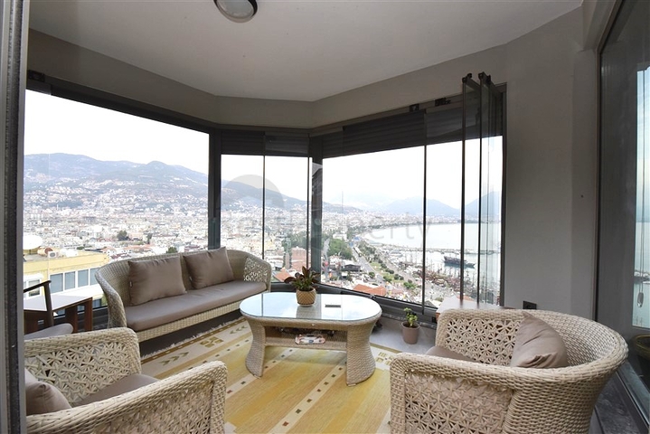 Penthouse zum Verkauf 3+1 auf einer Festung in Alanya