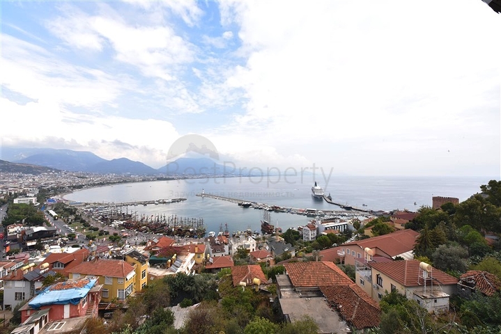 Penthouse zum Verkauf 3+1 auf einer Festung in Alanya