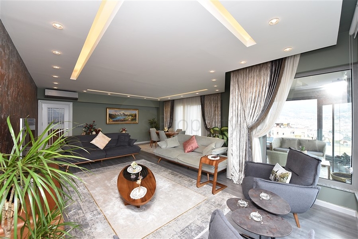 Penthouse zum Verkauf 3+1 auf einer Festung in Alanya