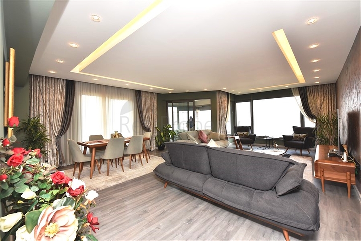 Penthouse zum Verkauf 3+1 auf einer Festung in Alanya