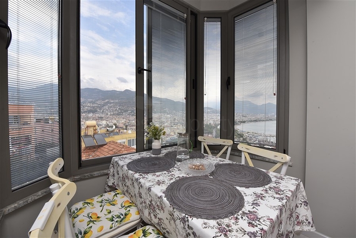 Penthouse zum Verkauf 3+1 auf einer Festung in Alanya