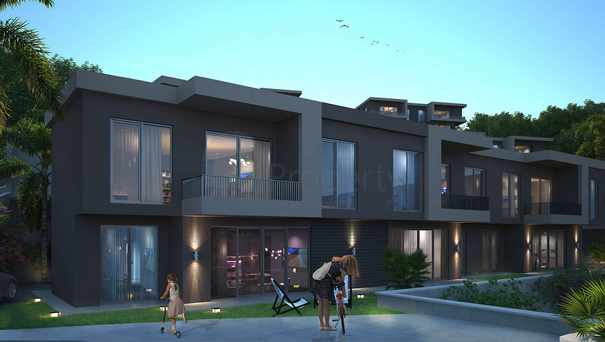 Ein neues Investitionsprojekt, umgeben von Wäldern in der Baugrubenphase in der Region Bogazici