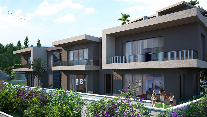 Ein neues Investitionsprojekt, umgeben von Wäldern in der Baugrubenphase in der Region Bogazici