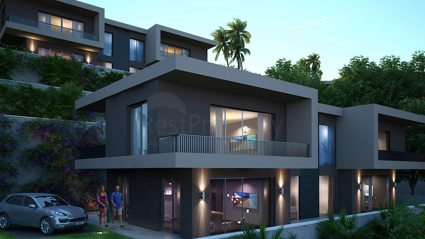 Ein neues Investitionsprojekt, umgeben von Wäldern in der Baugrubenphase in der Region Bogazici