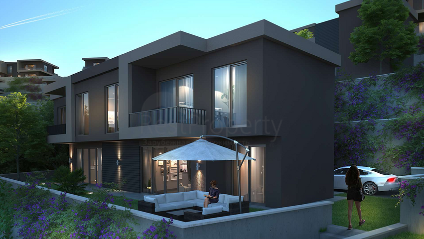 Ein neues Investitionsprojekt, umgeben von Wäldern in der Baugrubenphase in der Region Bogazici