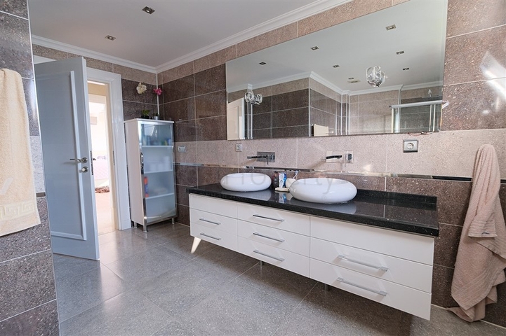 4+1 Villa mit atemberaubender Aussicht und Pool