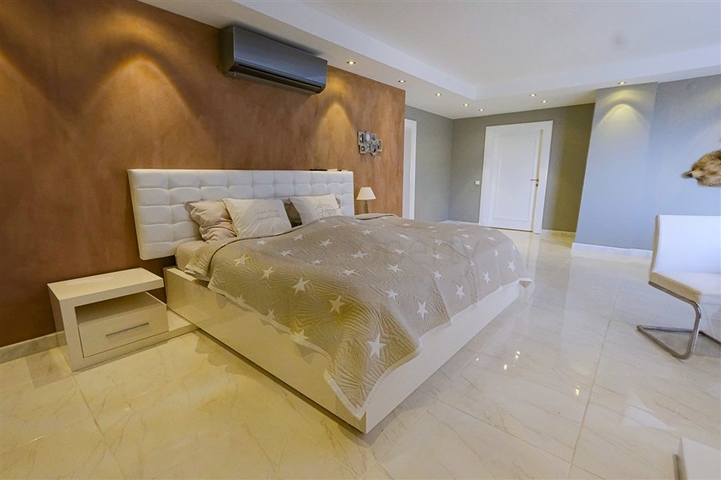 4+1 Villa mit atemberaubender Aussicht und Pool