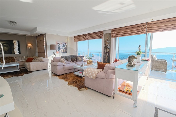 4+1 Villa mit atemberaubender Aussicht und Pool