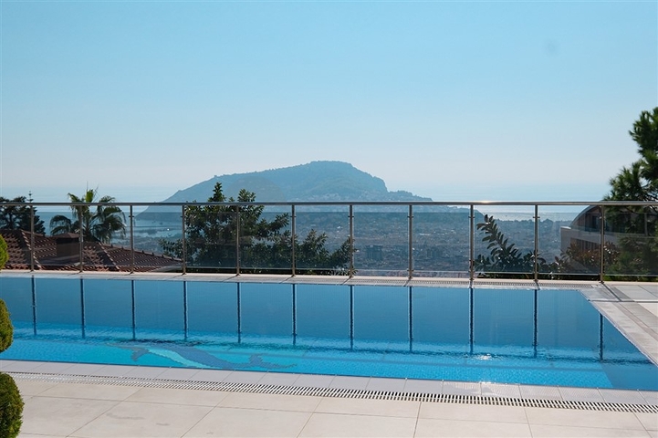 4+1 Villa mit atemberaubender Aussicht und Pool