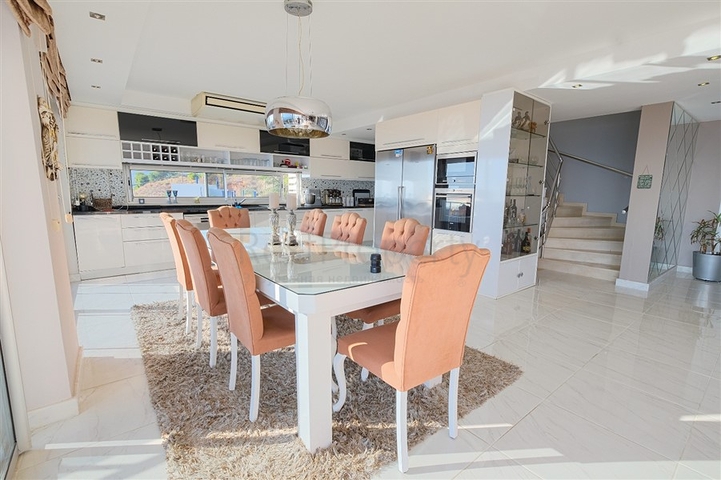 4+1 Villa mit atemberaubender Aussicht und Pool