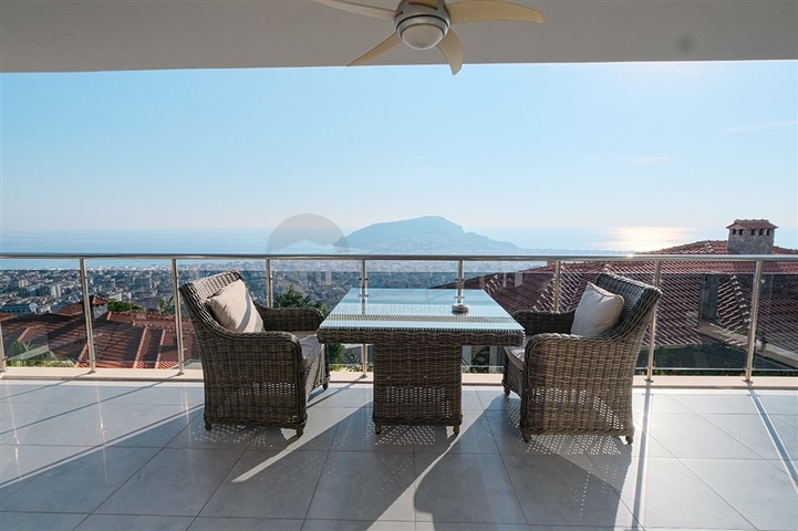 4+1 Villa mit atemberaubender Aussicht und Pool