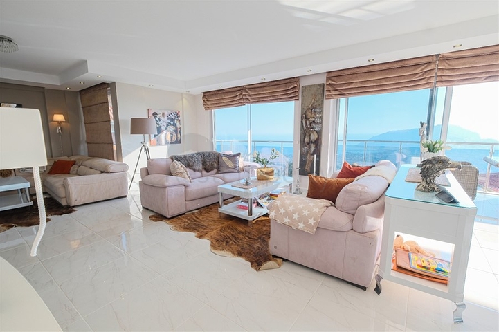 4+1 Villa mit atemberaubender Aussicht und Pool