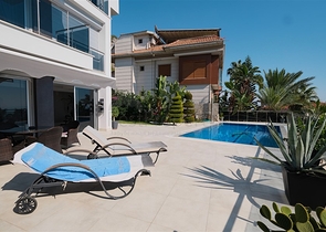 4+1 Villa mit atemberaubender Aussicht und Pool