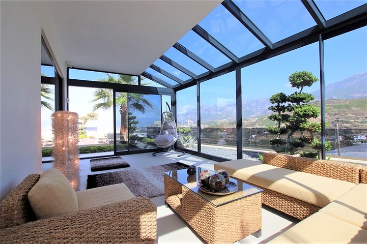 Schicke 4+1-Villa mit neuen Möbeln im modernen Stil 