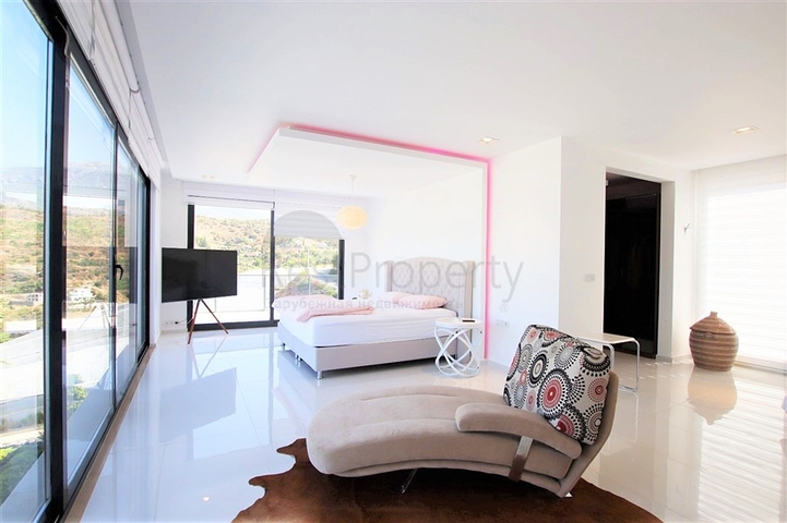 Schicke 4+1-Villa mit neuen Möbeln im modernen Stil 