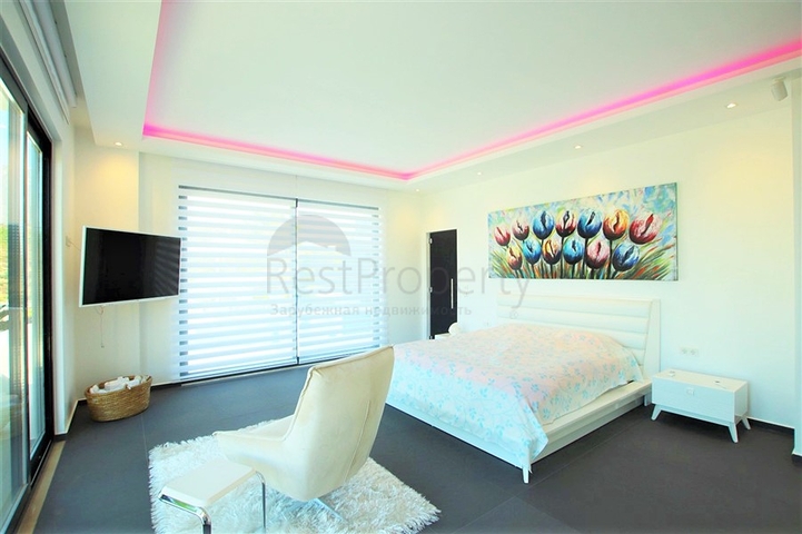 Schicke 4+1-Villa mit neuen Möbeln im modernen Stil 